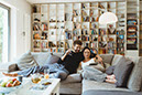 1240x-big170606-liefeld-n-ergie-motiv-02-paar-auf-sofa-dsc0446